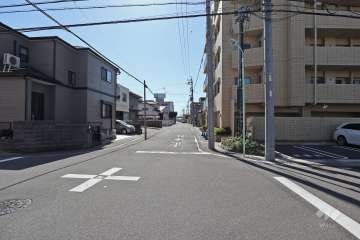 敷地東側の前面道路（北側から）