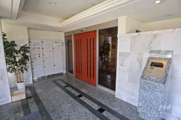 エントランスはオートロック付きです。