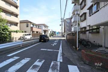 敷地南側の前面道路（西側から）
