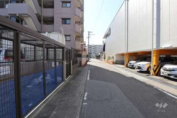 敷地西側の前面道路