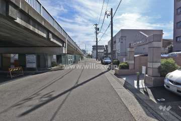 敷地北東側の前面道路(北西側から)