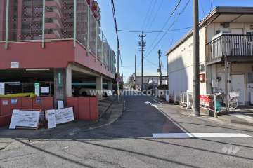 敷地北西側の前面道路(北東側から)