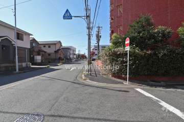 敷地南東側の前面道路(北東側から)