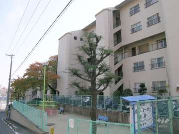 敷地北側には小さい公園があります。