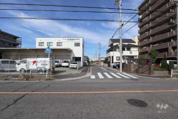 敷地南側の前面道路（東側から）