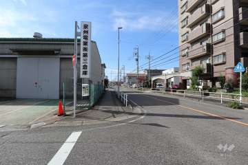 敷地東側の前面道路（北側から）