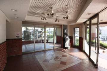 エントランスはオートロック付きです。