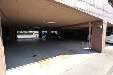 駐車場出入り口・敷地内駐車場（屋内平面式）