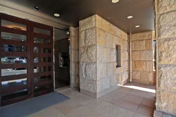 石張りのエントランス