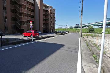 敷地北東側の前面道路（南東側から）