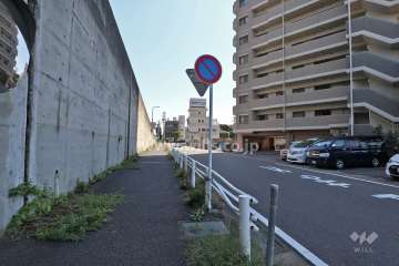 敷地北東側の前面道路(北西側から)
