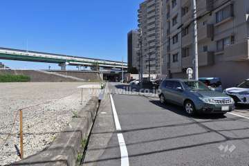 敷地北西側の前面道路(南西側から)