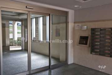 エントランスはオートロック付きです。