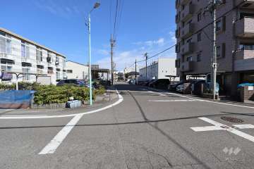 敷地西側の前面道路