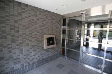 エントランスはオートロック付きです。