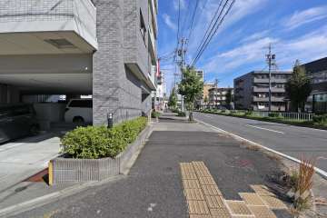 敷地南東側の前面道路（片側二車線の通りです。）