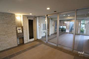 エントランスはオートロック付きです。