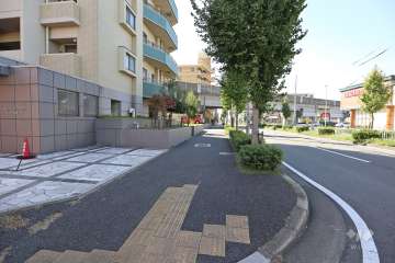 敷地西側の前面道路