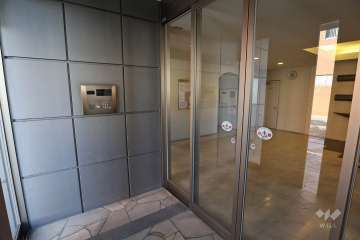 エントランスはオートロック付きです。