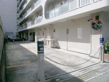 敷地内駐車場の入り口（ロボットゲート付き）