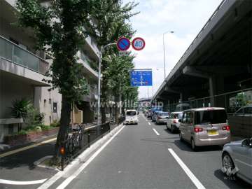 敷地の東側は新御堂筋に面しています。