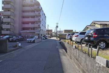 敷地西側の前面道路