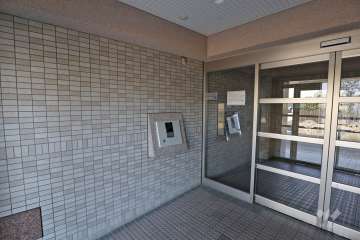 エントランスはオートロック付きです。