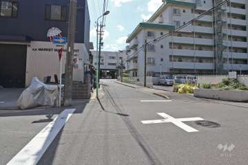 敷地東側の前面道路（北側から）