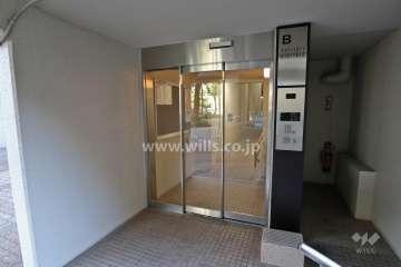 エントランスはオートロック付きです。