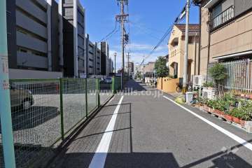 敷地北側の前面道路(東側から)