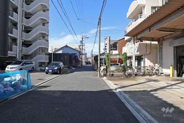 敷地北側の前面道路（東側から）