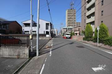 敷地西側の前面道路（南側から）