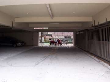 駐車場(奥に駐輪場)