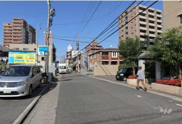 敷地西側の前面道路