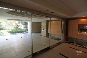 エントランスはオートロック付きです。