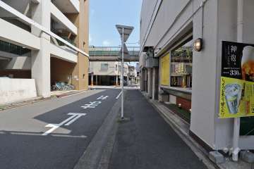 敷地北側の前面道路（西側から）