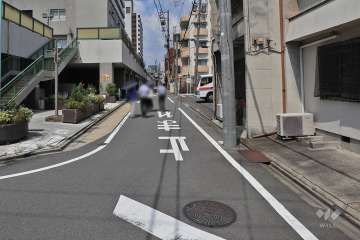 敷地東側の前面道路（南側から）