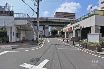 敷地南側の前面道路（東側から）