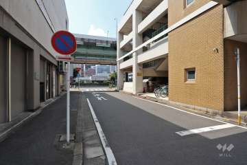 敷地南側の前面道路（東側から）