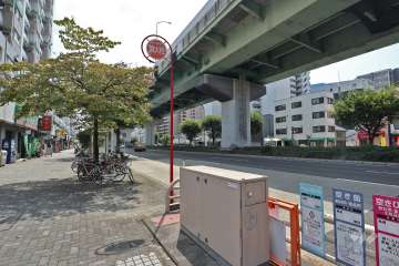 敷地西側の前面道路は江川線で、上を名古屋高速都心環状線が走っています。