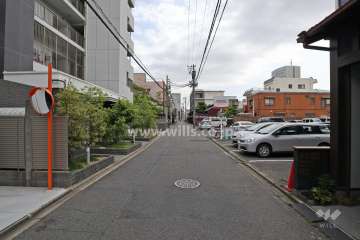 敷地西側の前面道路（南側から）