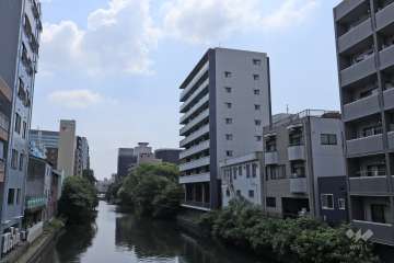 サンメゾン那古野eldoの遠景。敷地東側が堀川に面しています。