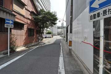 敷地南側の前面道路（西側から）