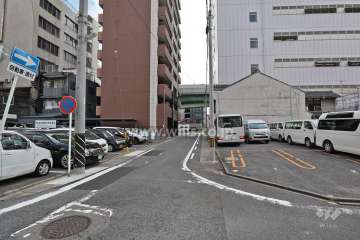 敷地南側の前面道路（西側から）