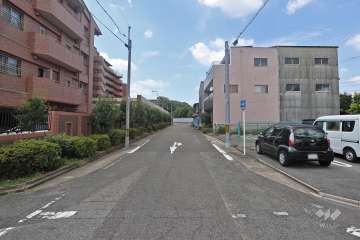 敷地北側の前面道路（東側から）