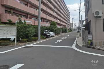 敷地南側の前面道路（西側から）