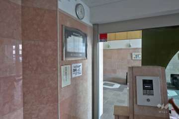 オートロックと案内板