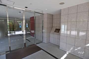 エントランスはオートロック付きです。