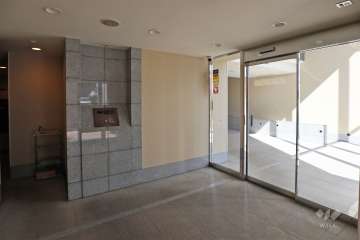 エントランスはオートロック付きです。