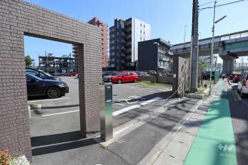 駐車場出入り口（ロボットゲート付き）・敷地内駐車場（屋外平面式）